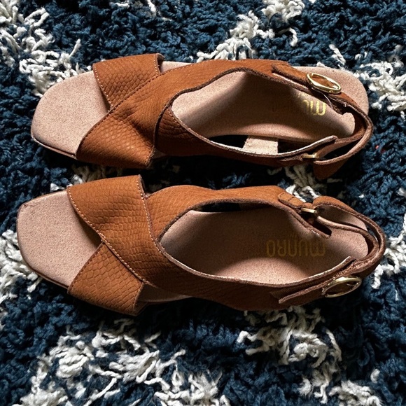 Munro Womens Jenny Brown tan embossed sandals size 7.5 - Picture 3 of 9